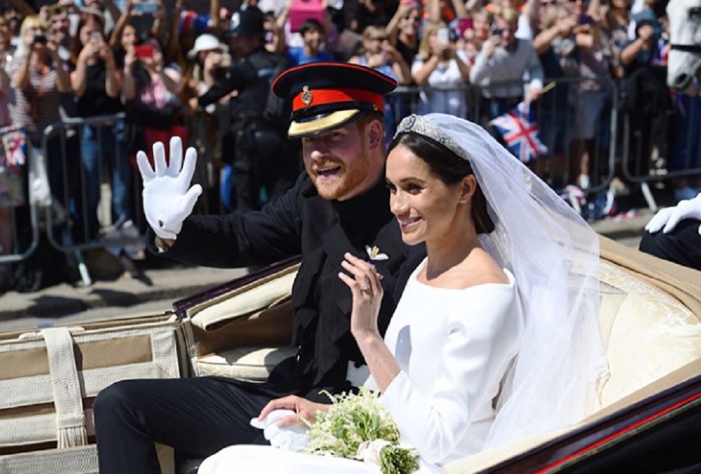 ヘンリー王子とメーガン妃、結婚式後のパレードにて（画像は『Kensington Palace　2018年5月19日付Instagram「How are you celebrating the ＃RoyalWedding?」』のスクリーンショット）
