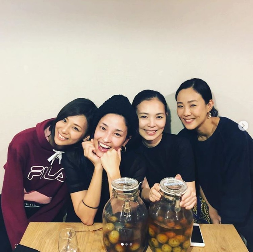 黒木メイサの肩にもたれかかる西内まりや（左端）（画像は『Meisa Kuroki 黒木メイサ　2018年9月28日付Instagram「昨夜は楽しい宴でした。」』のスクリーンショット）