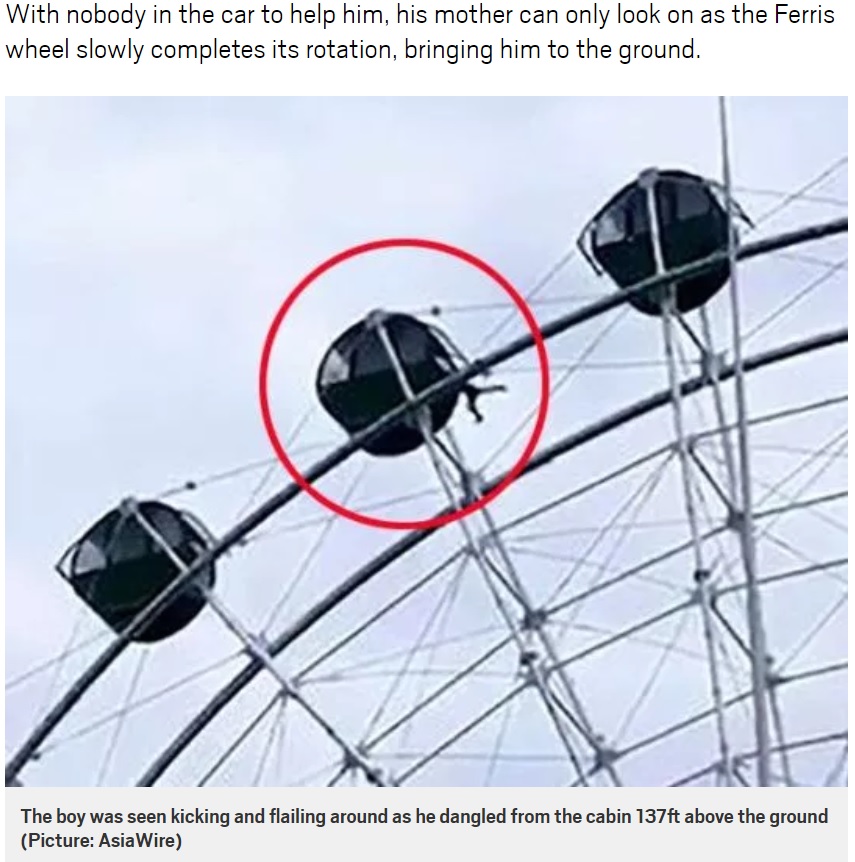 母親が5歳息子だけで観覧車に乗せた結果、あわや大惨事に（画像は『Metro　2018年9月25日付「Boy hangs by neck after mum let him ride Ferris wheel alone to save ￡3 admission」（Picture: AsiaWire）』のスクリーンショット）