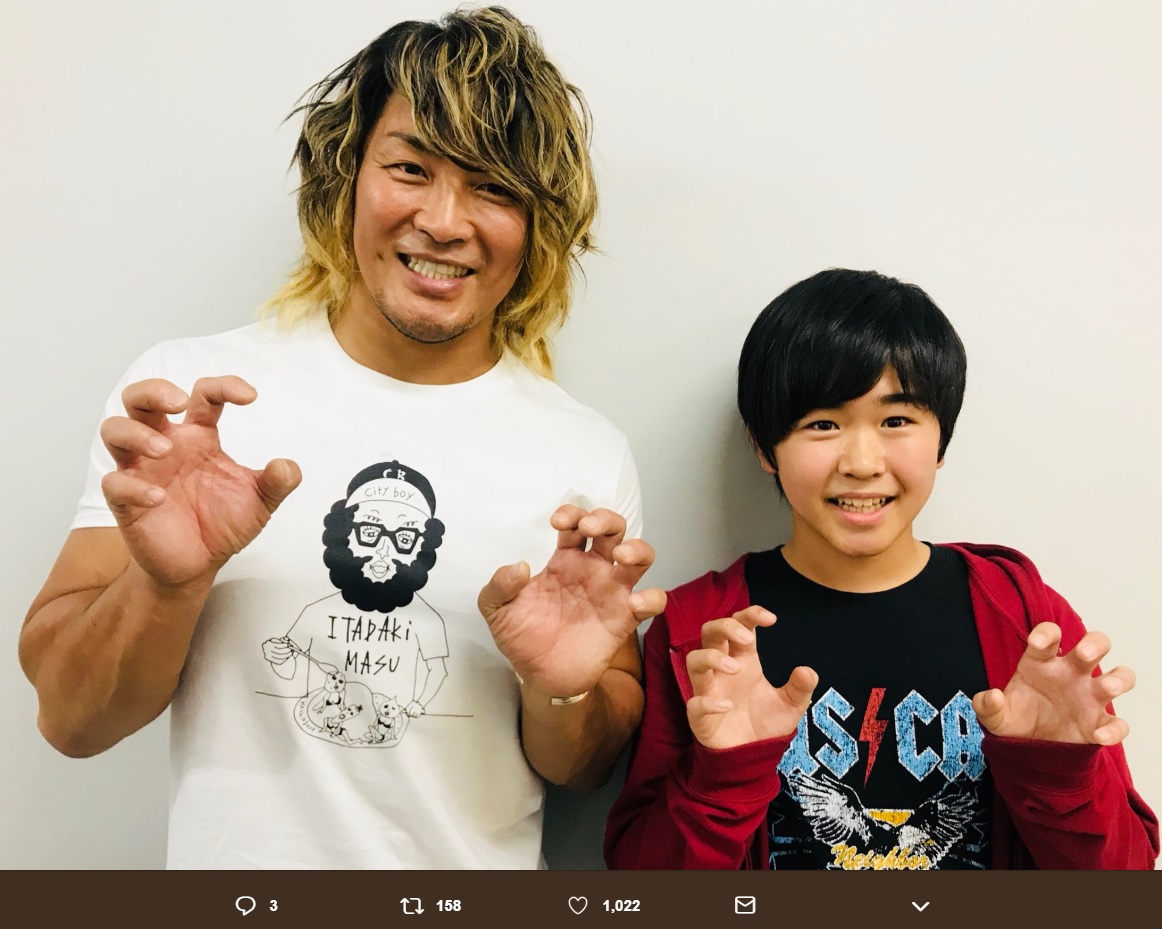 棚橋弘至と鈴木福（画像は『映画『パパはわるものチャンピオン』（9月公開）公式　2018年9月6日付Twitter「収録で＃鈴木福 くんとご一緒しました。」』のスクリーンショット）
