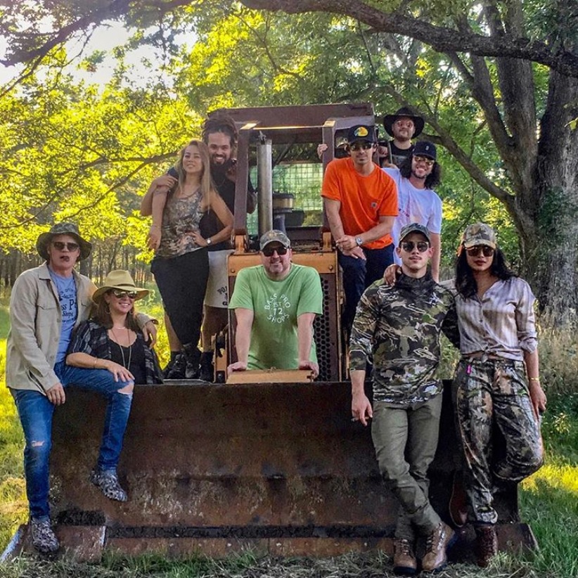 オクラホマの自然を満喫するニック＆プリヤンカー（画像は『Priyanka Chopra　2018年9月18日付Instagram「Ranch life.」』のスクリーンショット）