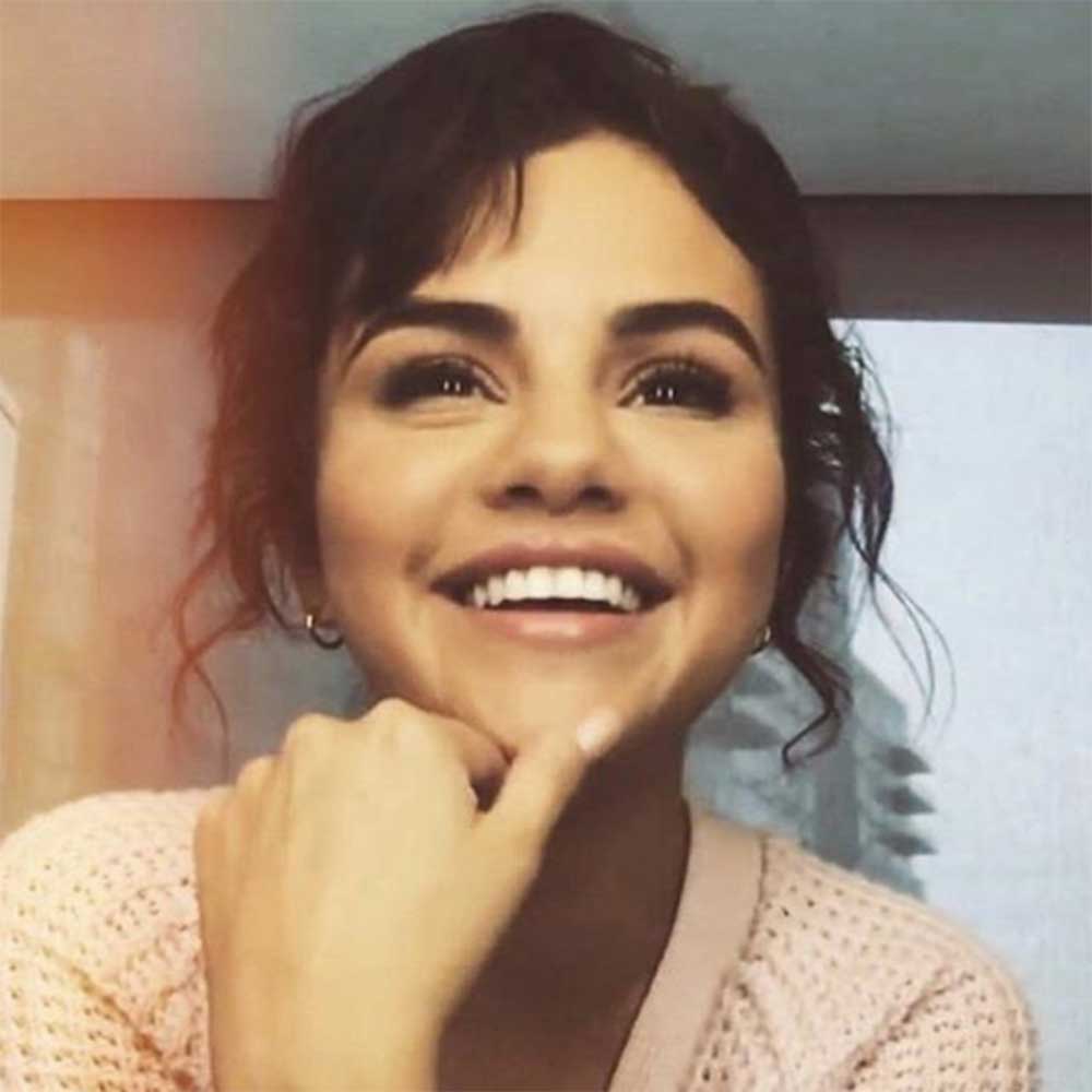 笑顔で「SNS休止」を宣言したセレーナ（画像は『Selena Gomez　2018年9月23日付Instagram「Mood lol （I was looking at myself in the mirror -like an idiot!）」』のスクリーンショット）