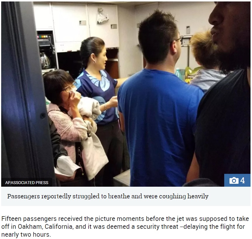 催涙スプレーにより咳込む乗客ら（画像は『The Sun　2018年9月4日付「FLIGHT FROM HELL Chilling moment entire plane is texted terrifying photo of ‘dead’ child sparking emergency on the runway」（IMAGE: AP:ASSOCIATED PRESS）』のスクリーンショット）