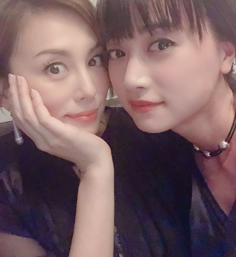 米倉涼子とヨンア（画像は『youn-a　2018年9月20日付Instagram「前世夫婦だったかも 笑」』のスクリーンショット）