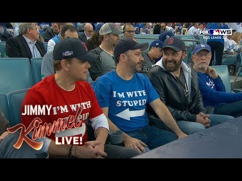 マット・デイモンとジミー・キンメル、お互いのTシャツには…（画像は『Jimmy Kimmel Live　2018年10月29日公開 YouTube「Jimmy Kimmel Sits with Stupid Matt Damon at World Series」』のサムネイル）