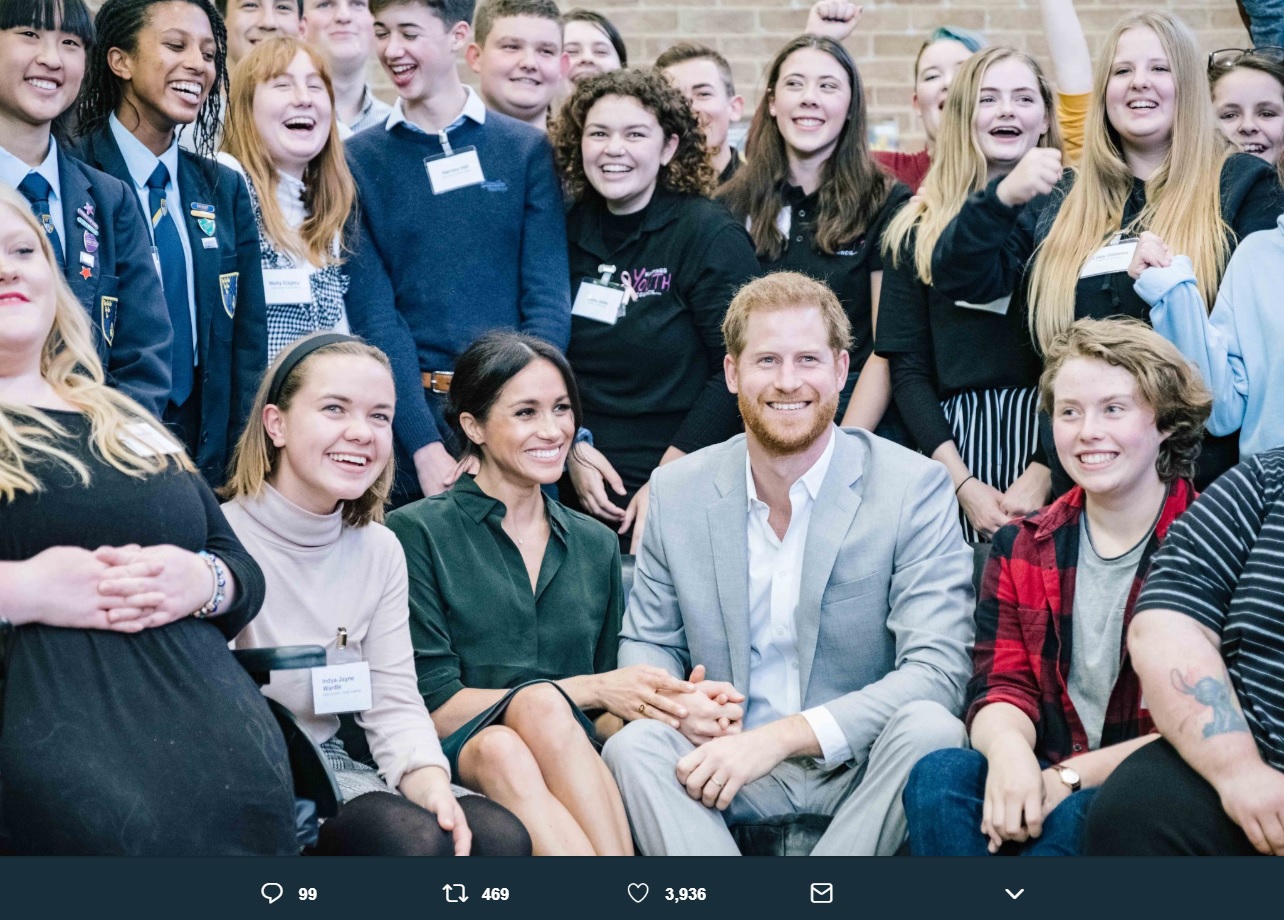 ヘンリー王子の右手に自身の両手をしっかりと添えるメーガン妃（画像は『Kensington Palace　2018年10月3日付Twitter「Great to meet young people at the Joff Youth Centre preparing for this year’s Takeover Day』のスクリーンショット）