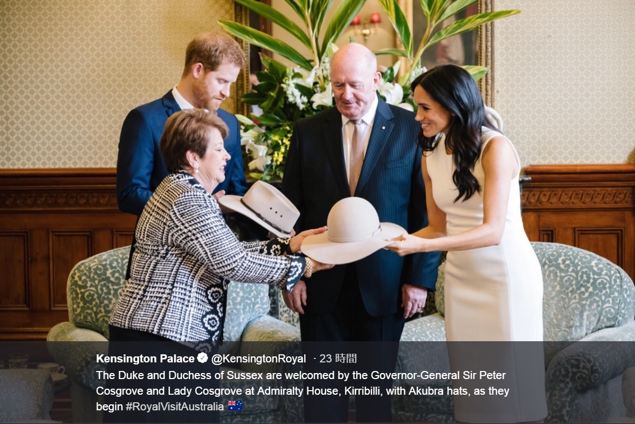 「AKUBRA」の帽子をプレゼントされ笑顔を見せるヘンリー王子＆メーガン妃（画像は『Kensington Palace　2018年10月15日付Twitter「The Duke and Duchess of Sussex are welcomed by the Governor-General Sir Peter Cosgrove and Lady Cosgrove at Admiralty House, Kirribilli, with Akubra hats, as they begin」』のスクリーンショット）