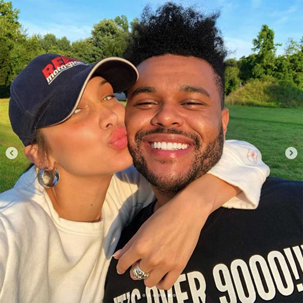 寄り添うベラにザ・ウィークエンドも笑顔（画像は『The Weeknd　2018年10月9日付Instagram「happy birthday Angel」』のスクリーンショット）