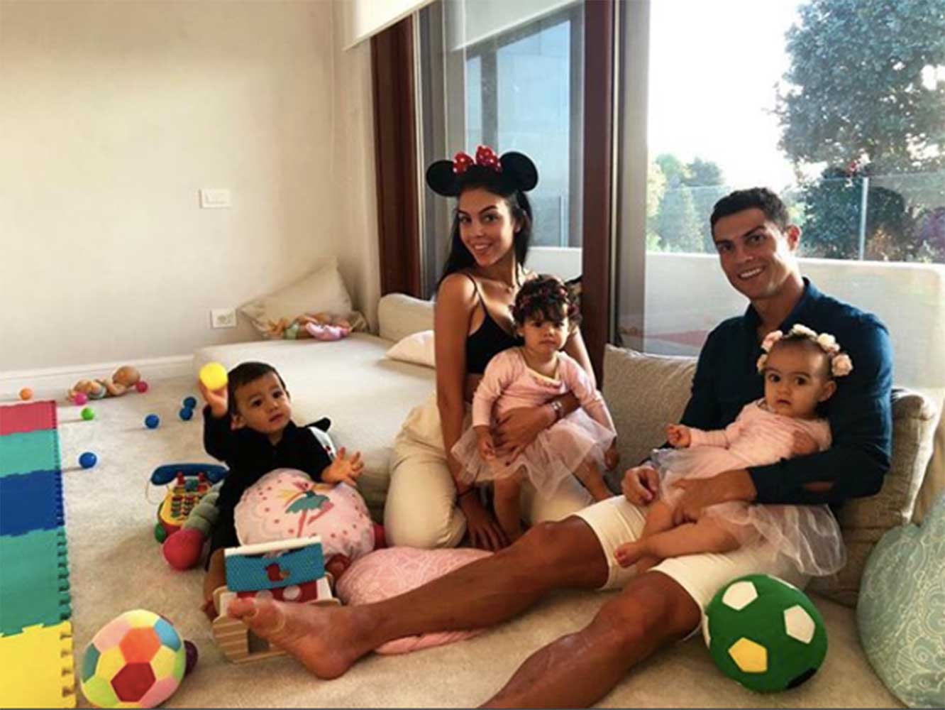 ジョルジーナさん＆3人の子供たちと幸せそうなクリスティアーノ（画像は『Cristiano Ronaldo　2018年10月12日付Instagram「Mis amores」』のスクリーンショット）