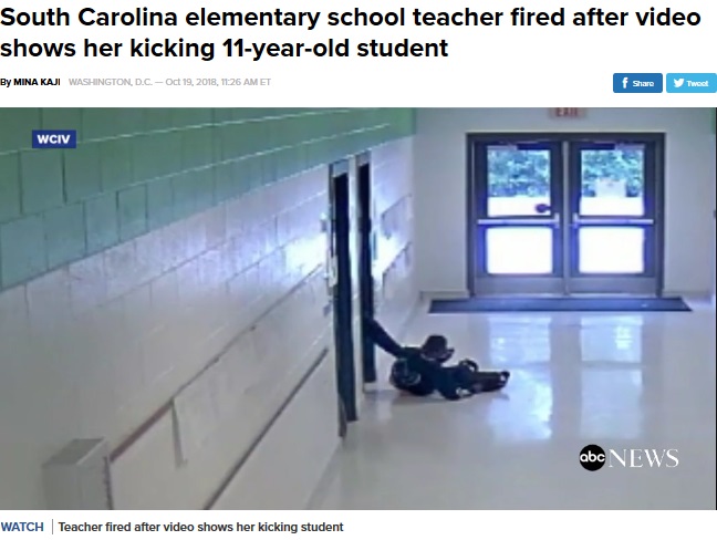 教室から追い出された男子児童（画像は『ABC News　2018年10月19日付「South Carolina elementary school teacher fired after video shows her kicking 11-year-old student」』のスクリーンショット）