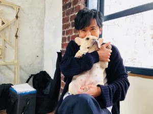 【エンタがビタミン♪】稲垣吾郎、草なぎ剛の愛犬くるみを抱っこし「羨ましいでしょ」