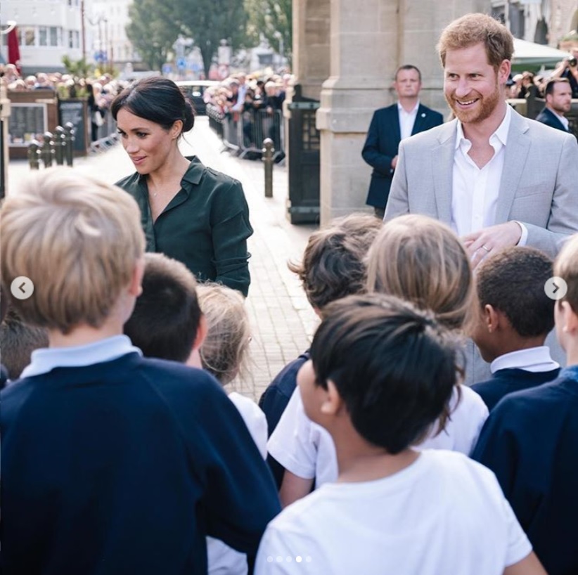 子供達と交流を図るメーガン妃とヘンリー王子（画像は『Kensington Palace　2018年10月3日付Instagram「Thank you to everyone in Brighton for the unforgettable welcome for The Duke and Duchess of Sussex today!」』のスクリーンショット）