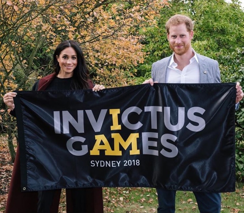 「インヴィクタス・ゲーム」の旗を掲げるメーガン妃とヘンリー王子（画像は『Kensington Palace　2018年10月11日付Instagram「We’re flying the flag ahead of the 2018 Invictus Games in Sydney!」』のスクリーンショット）