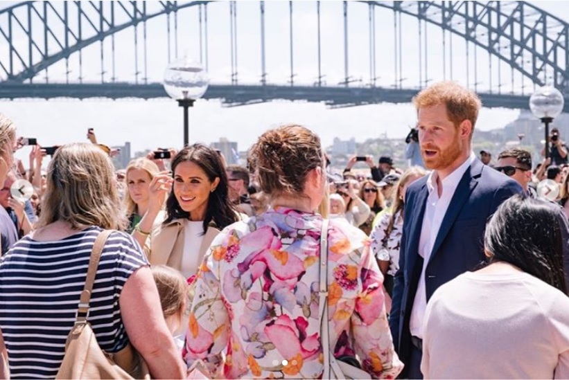 待ち構えていた人々に囲まれるメーガン妃＆ヘンリー王子（画像は『Kensington Palace　2018年10月16日付Instagram「Thank you to everyone in Sydney for the wonderful welcome for The Duke and Duchess of Sussex today!」』のスクリーンショット）