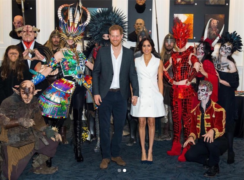 コスチューム姿の生徒達に囲まれるヘンリー王子＆メーガン妃（画像は『Kensington Palace　2018年10月29日付Instagram「Celebrating New Zealand’s vibrant creative industries」（PA）』のスクリーンショット）