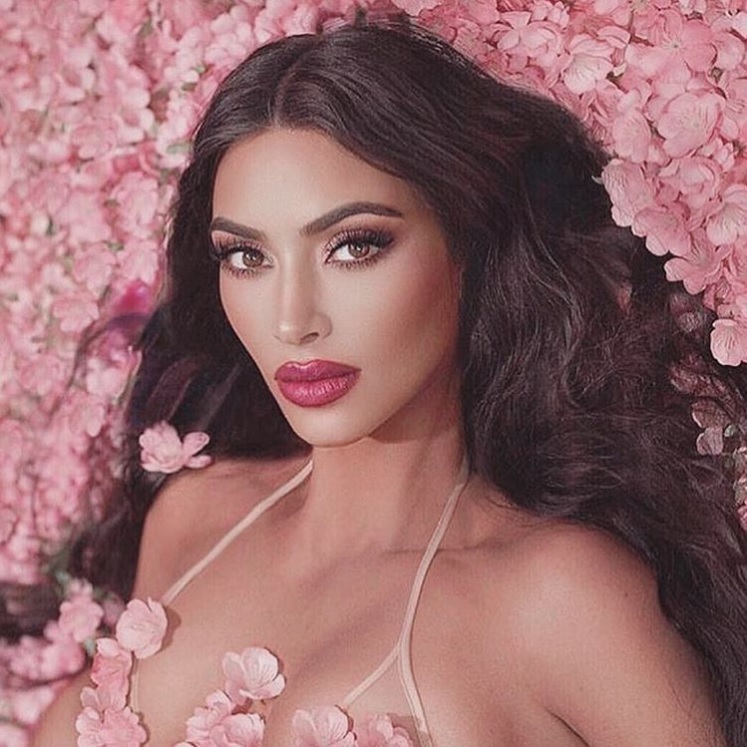 「自分好き」が止まらないキム（画像は『Kim Kardashian West　2018年9月29日付Instagram「Classic Blossom Collection restocks today!!!」』のスクリーンショット）