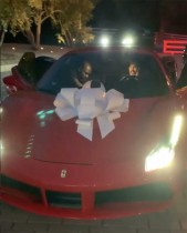 【イタすぎるセレブ達】カイリー・ジェンナー21歳、母の誕生日に新車のフェラーリ贈る