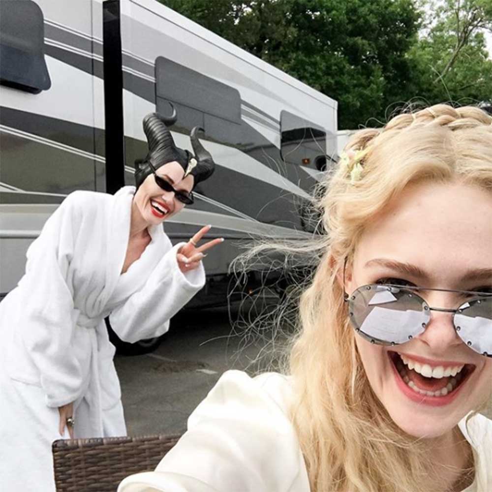 『マレフィセント2』撮影現場でのアンジェリーナとエル（画像は『Elle Fanning　2018年5月29日付Instagram「It’s bring your mom to work day on the ＃Maleficent2 set!!!!!」』のスクリーンショット）