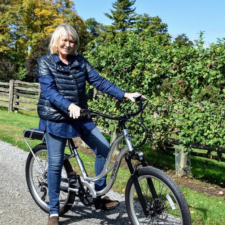 マーサ・スチュワート、お気に入りの自転車でサイクリングへ（画像は『Martha Stewart　2018年10月19日付Instagram「Here I am on my new Interceptor: Platinum Edition e-bike from ＠pedego.」』のスクリーンショット）