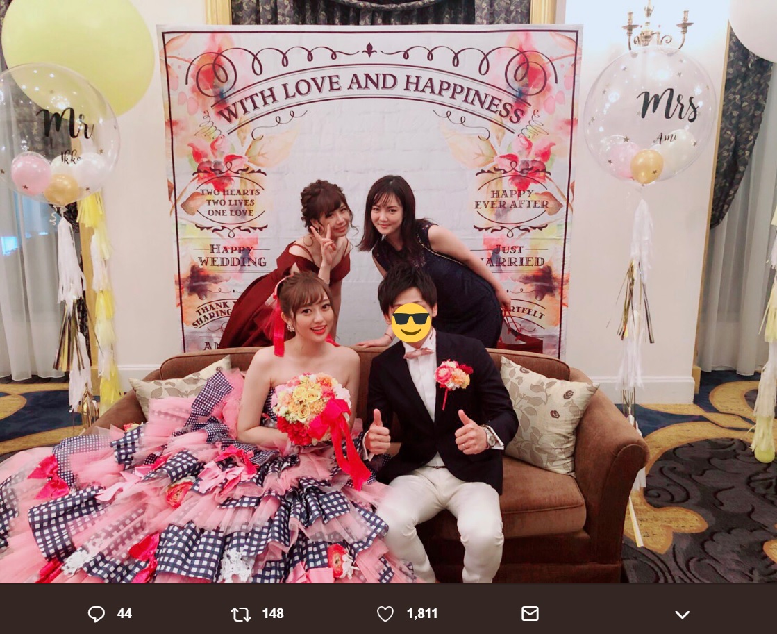 菊地亜美披露宴での記念写真：後列左が大家志津香（画像は『大家志津香（しーちゃん）　2018年10月15日付Twitter「あみちゃん 最高に綺麗で最高に幸せな披露宴でした。」』のスクリーンショット）