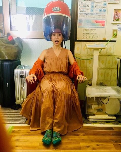 大島優子、銭湯でのオフショット（画像は『Yuko Oshima　2018年10月23日付Instagram「MINON 新シリーズ放送中」』のスクリーンショット）