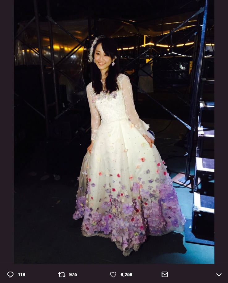 松井玲奈、卒業コンサートでのドレス姿（画像は『松井玲奈　2018年10月13日付Twitter「今見てもほんとに可愛いなあ。（ドレスが）」』のスクリーンショット）