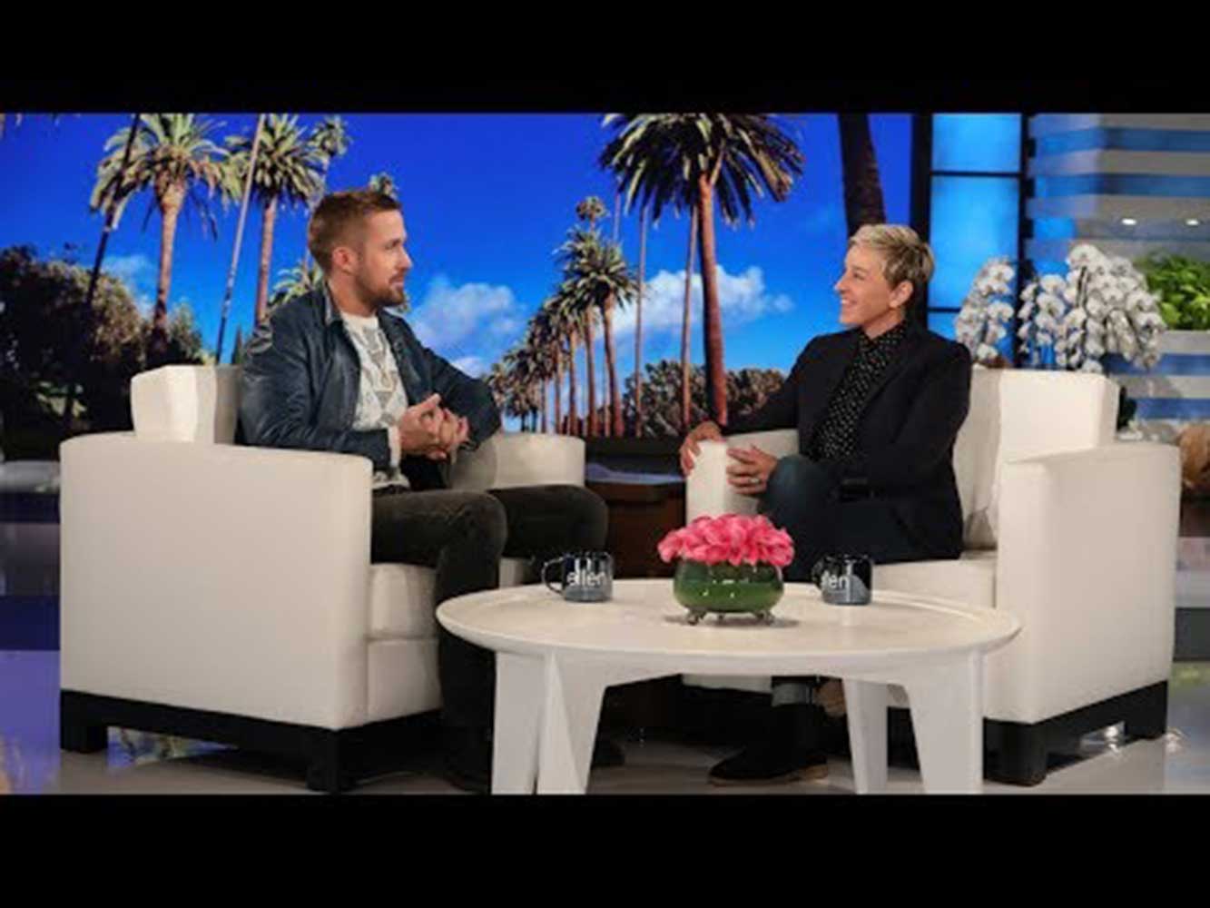 『エレンの部屋』に出演したライアン・ゴズリング（画像は『TheEllenShow　2018年10月12日公開 YouTube「Ryan Gosling Stalled His Interest in Becoming a Pilot」』のサムネイル）