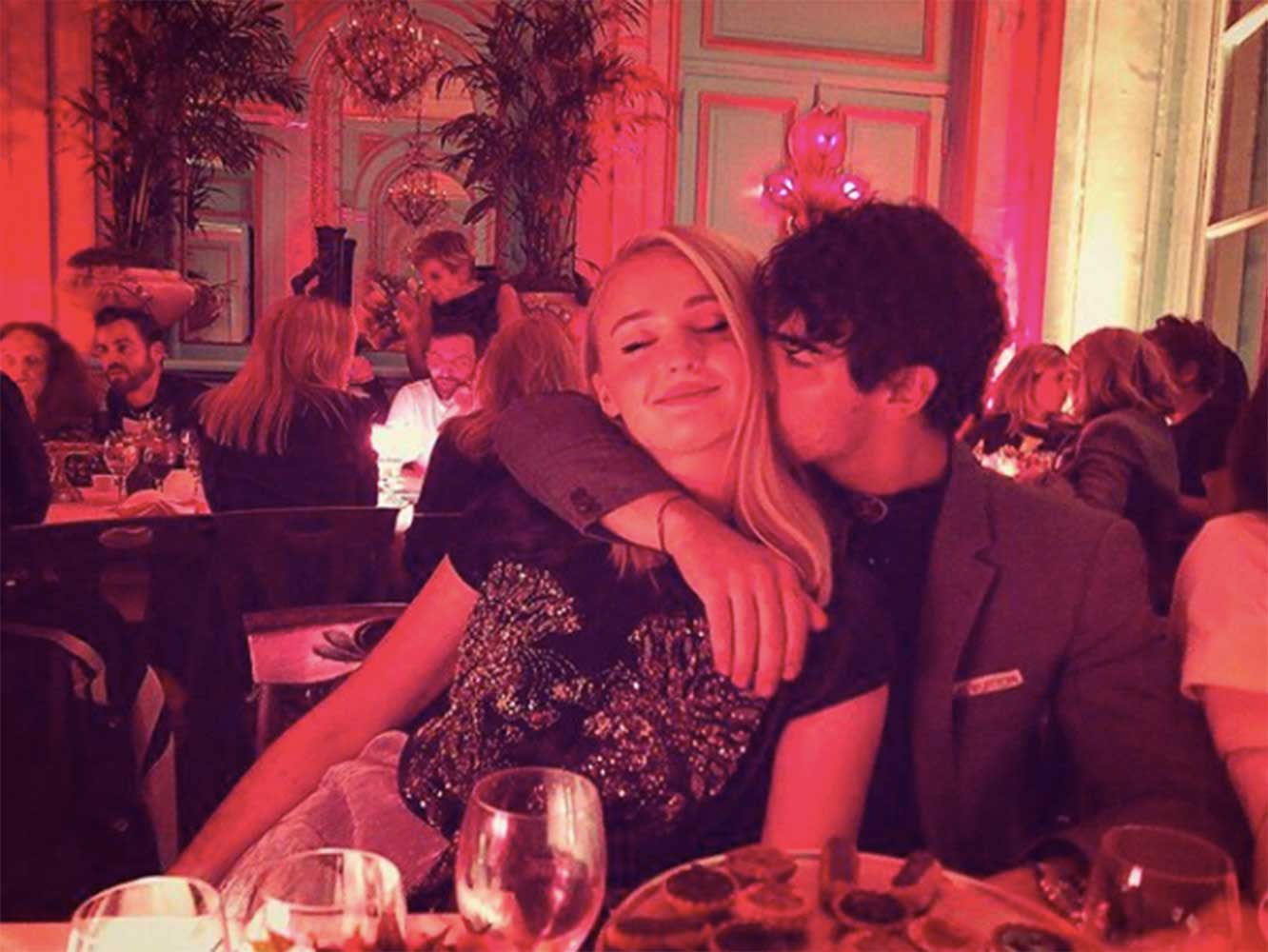 パリ・ファッション・ウィークで仲睦まじいソフィーとジョー（画像は『Sophie Turner　2018年10月3日付Instagram「With my love in Paris」』のスクリーンショット）