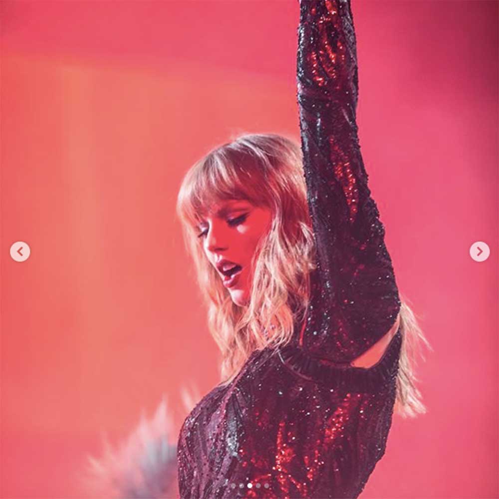オープニングを飾ったテイラー（画像は『American Music Awards　2018年10月9日付Instagram「＠taylorswift just opened the ＃AMAs... and it feels so good. ＃TaylorSwiftAMAs」』のスクリーンショット）