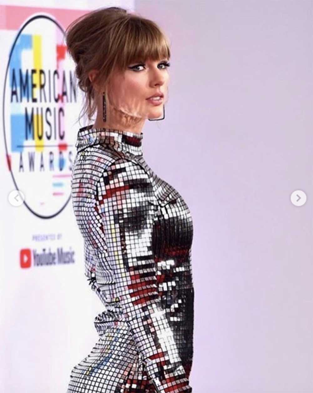 AMAsにメタリックドレスで登場したテイラー・スウィフト（画像は『Taylor Swift　2018年10月9日付Instagram「You have made this human disco ball so so happy tonight.」』のスクリーンショット）