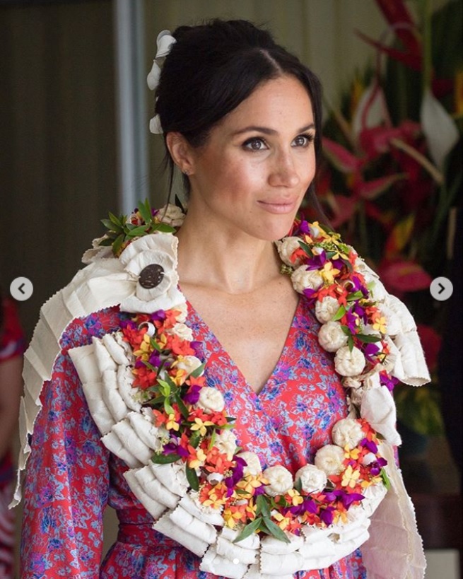 フィジーを訪問中のメーガン妃（画像は『The Royal Family　2018年10月24日付Instagram「The Duke and Duchess of Sussex continued their tour in Fiji today.」』のスクリーンショット）