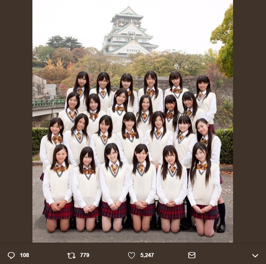NMB48第1期生デビュー頃の記念写真（画像は『山田菜々　2018年10月9日付Twitter「あの日から8年」』のスクリーンショット）