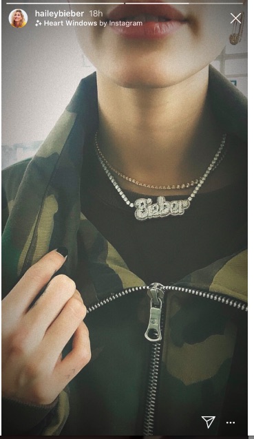 ダイヤモンドが埋め尽くされた“Bieber”ネックレス（画像は『Hailey Rhode Bieber　2018年11月24日付Instagram』のスクリーンショット）