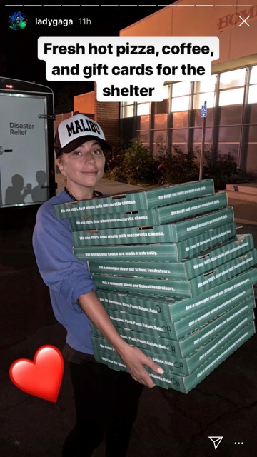 ボランティアの一員としてピザを運ぶレディー・ガガ（画像は『Lady Gaga　2018年11月13日付Instagram』のスクリーンショット）