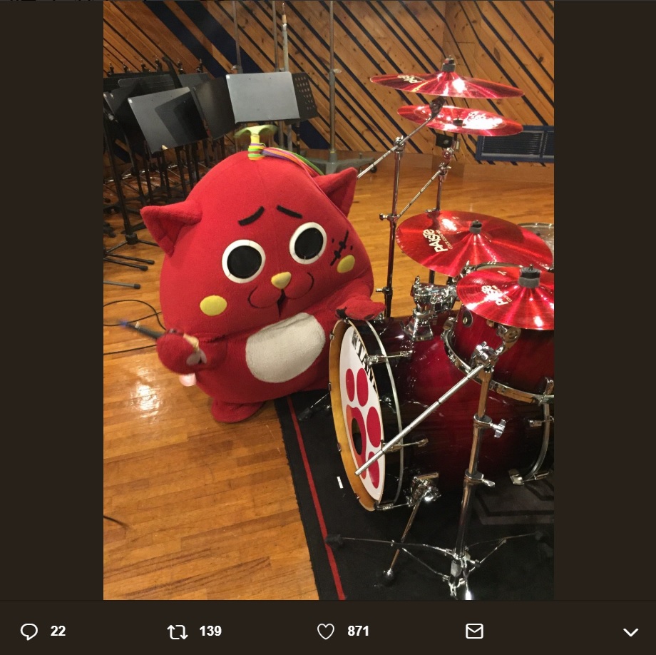 心配そうにドラムを確認するにゃんごすたー（画像は『にゃんごすたーnyangostar　2018年11月2日付Twitter「BUMP！BUMP！BANG!!」』のスクリーンショット）