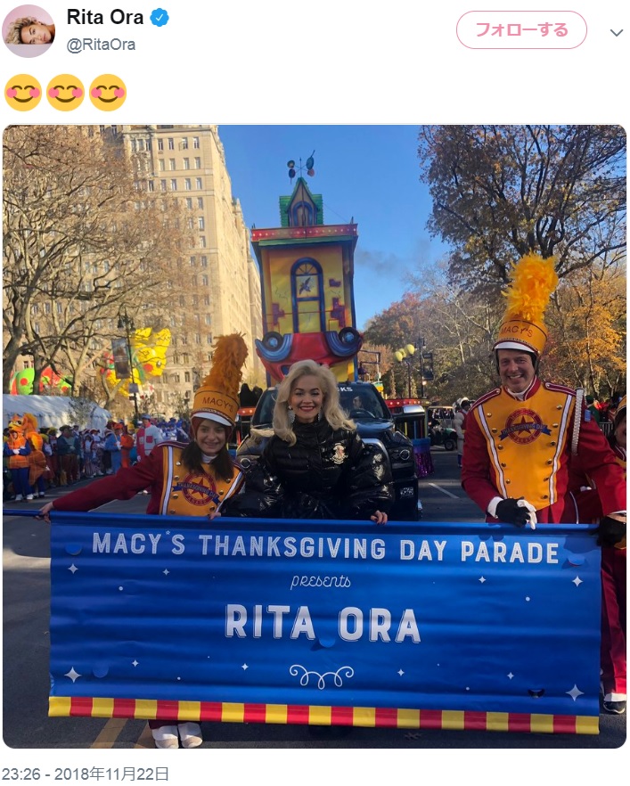 感謝祭のパレードに出席したリタ・オラ（画像は『Rita Ora　2018年11月22日付Twitter』のスクリーンショット）