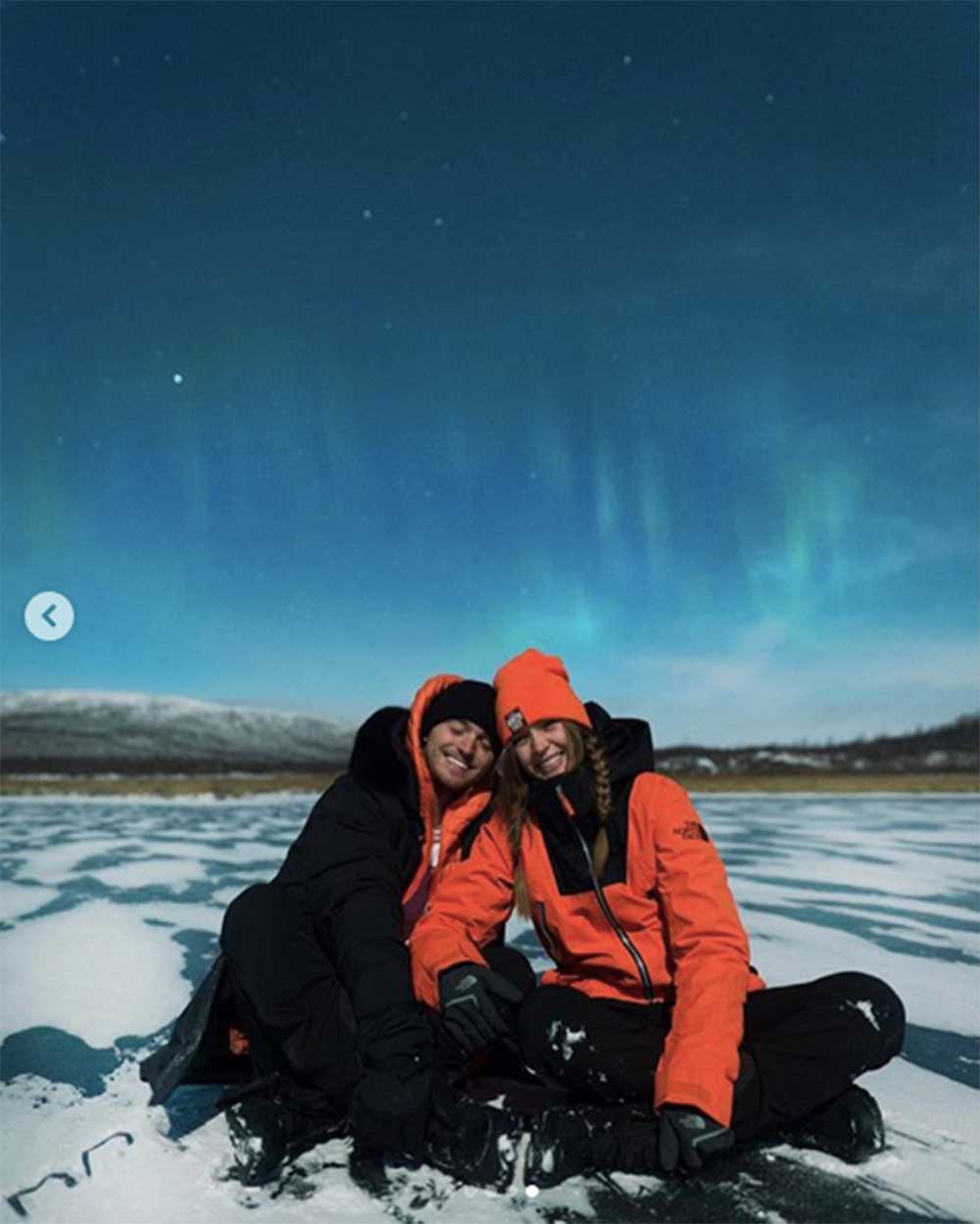 婚約したジョセフィーヌ・スクリバーとアレクサンダー・デリオン（画像は『Josephine Skriver　2018年11月26日付Instagram「I SAID HELL-FREAKIN’-YES!!!! I’M ENGAGED」』のスクリーンショット）