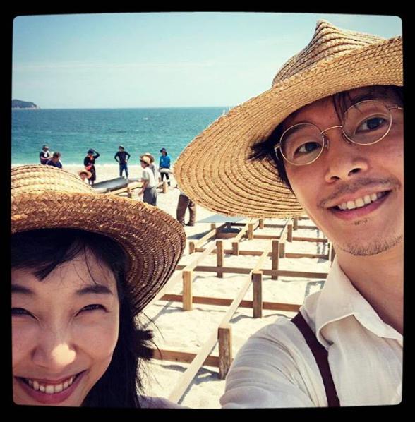 安藤サクラと長谷川博己（画像は『安藤サクラ　2018年11月23日付Instagram「まんぺーはん」』のスクリーンショット）