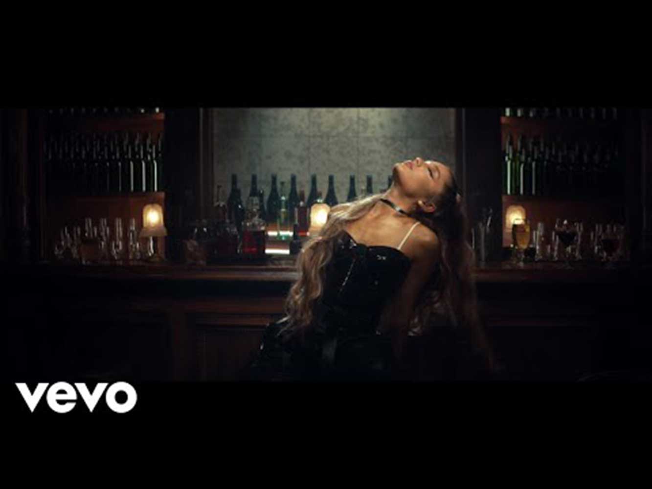 アリアナ・グランデ、公式の『breathin』MVが公開に（画像は『Ariana Grande`　2018年11月7日公開 YouTube「Ariana Grande - breathin」』のサムネイル）