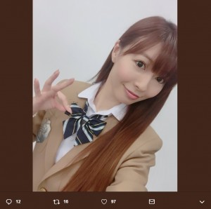 【エンタがビタミン♪】折井あゆみ、舞台パンフレットでAKB48のような制服姿「チームA…懐かしい響き」
