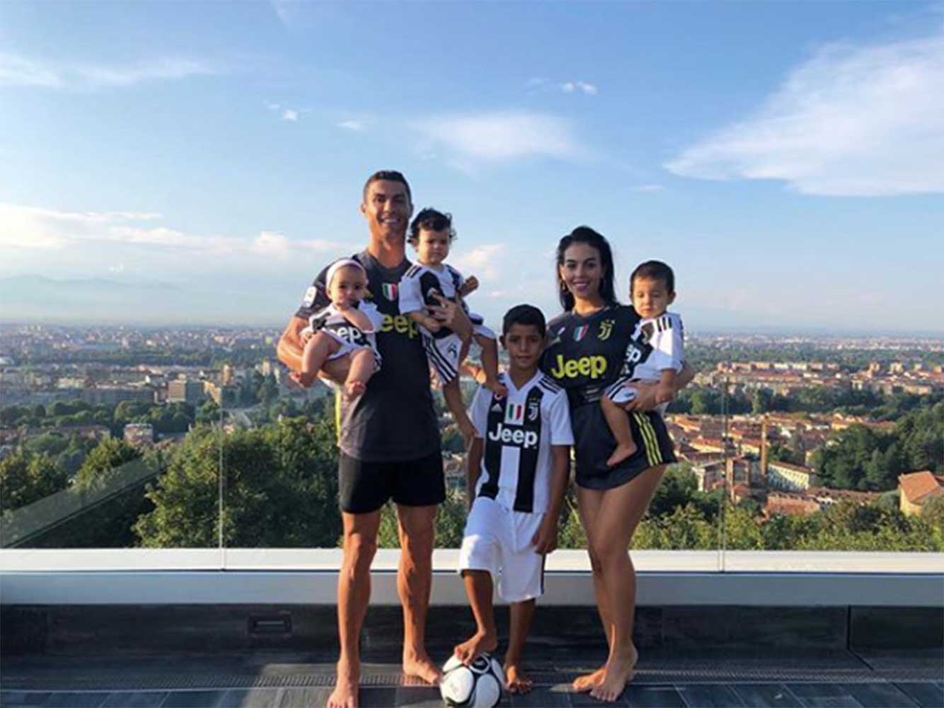 クリスティアーノ・ロナウド一家はどんな仮装を？（画像は『Cristiano Ronaldo　2018年8月21日付Instagram「La famiglia bianconera！」』のスクリーンショット）