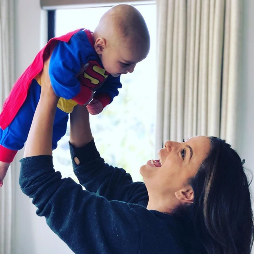 エヴァ、愛する息子と「ハッピーハロウィン！」（画像は『Eva Longoria Baston　2018年10月31日付Instagram「Superrrrr baby!!!!」』のスクリーンショット）