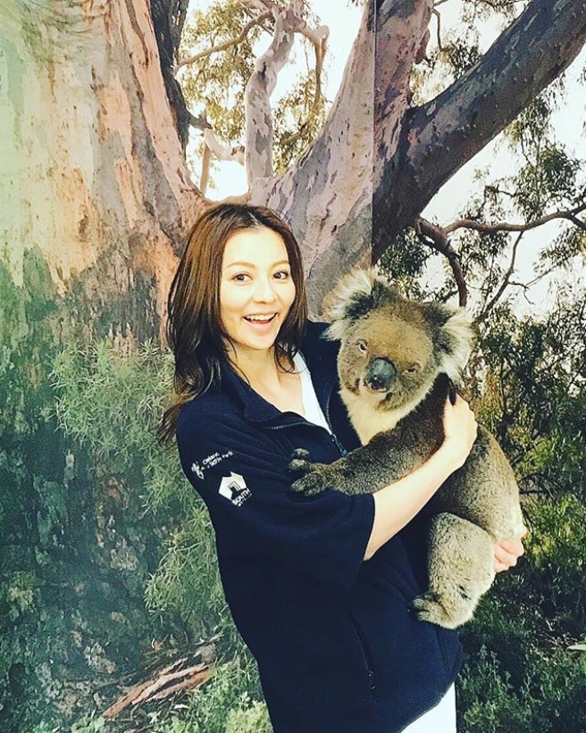 コアラを抱っこする香里奈（画像は『G 香里奈　2018年11月25日付Instagram「It’s an amazing experience!!」』のスクリーンショット）