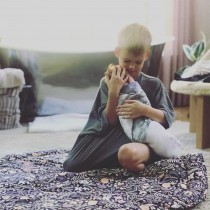 【イタすぎるセレブ達】ヒラリー・ダフ、息子（6）が生後4週目の妹を抱く微笑ましい写真公開