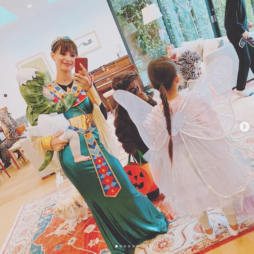 「エジプトのお姫様？になりました」と吉川ひなの「娘は蝶々、息子はベイビーダイナソー」とも（画像は『HINANO　2018年11月1日付Instagram「LAに引っ越してきて初めてのHalloween」』のスクリーンショット）