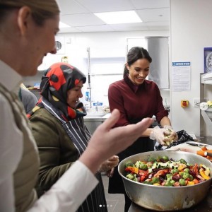 【イタすぎるセレブ達】メーガン妃、ロンドンで地域活動に参加　300食の用意を手伝う