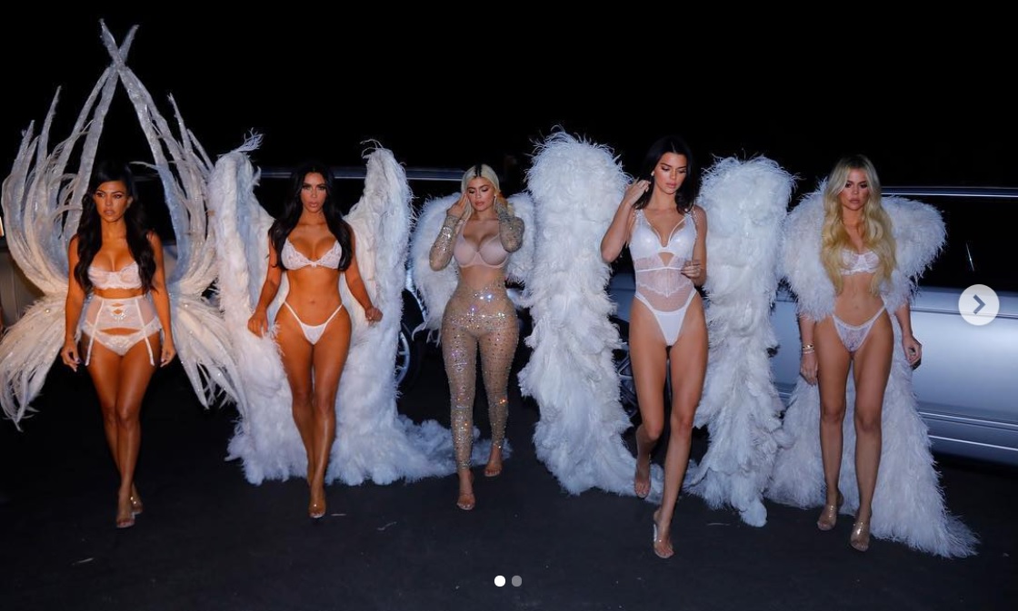 迫力満点の5姉妹（画像は『Kourtney Kardashian　2018年10月31日付Instagram』のスクリーンショット）