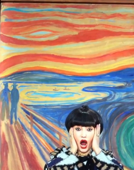 本物さながらの“叫び”を見せた黒柳徹子（画像は『Tetsuko Kuroyanagi　2018年11月12日付Instagram「これは、今、開催されてる「ムンク展」のポスター用に撮った写真です。」』のスクリーンショット）