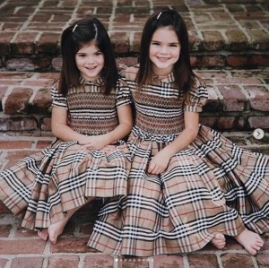 【イタすぎるセレブ達】ケンダル・ジェンナーが23歳に　妹カイリーとの幼少期写真に600万「いいね！」