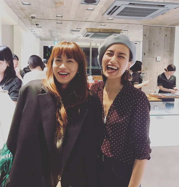笑顔の長谷川京子と佐田真由美（画像は『長谷川京子　2018年11月29日付Instagram「まゆみちゃん可愛い」』のスクリーンショット）